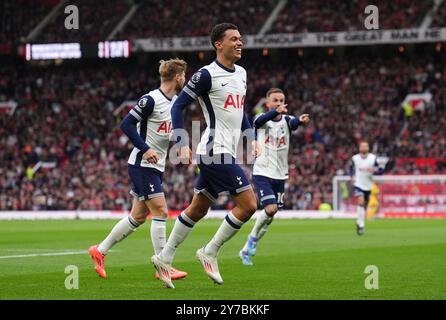 Brennan Johnson (Mitte) von Tottenham Hotspur feiert das erste Tor ihrer Mannschaft während des Premier League-Spiels in Old Trafford, Manchester. Bilddatum: Sonntag, 29. September 2024. Stockfoto