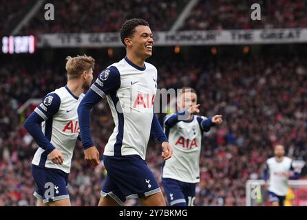 Brennan Johnson (Mitte) von Tottenham Hotspur feiert das erste Tor ihrer Mannschaft während des Premier League-Spiels in Old Trafford, Manchester. Bilddatum: Sonntag, 29. September 2024. Stockfoto