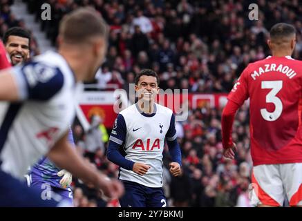 Brennan Johnson (Mitte) von Tottenham Hotspur feiert das erste Tor ihrer Mannschaft während des Premier League-Spiels in Old Trafford, Manchester. Bilddatum: Sonntag, 29. September 2024. Stockfoto