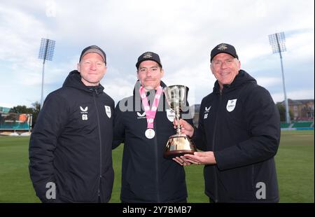 Surrey-Cheftrainer Gareth Batty (links), Kapitän Rory Burns und Alec Stewart (rechts) mit der Trophäe der Division 1 nach dem Spiel der Vitality County Championship auf dem Cloud County Ground in Chelmsford. Bilddatum: Sonntag, 29. September 2024. Stockfoto