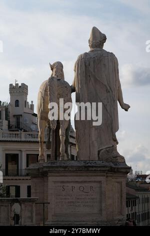 Blick auf die Architektur der Antike, des Mittelalters und der Renaissance rund um das Herz von Rom, ft. Forum Romanum, Kapitolinische Museen, Teatro di Marcello und vieles mehr Stockfoto