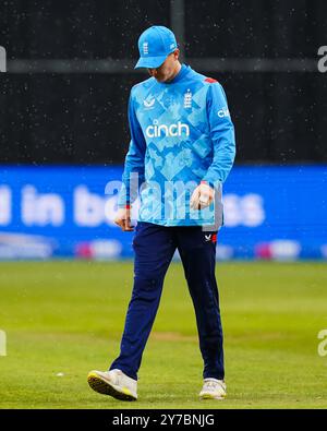 Bristol, Großbritannien, 29. September 2024. Der Engländer Harry Brook macht sich im Regen beim Fifth Metro Bank One Day International Spiel zwischen England und Australien eine niedergeschlagene Figur. Quelle: Robbie Stephenson/Gloucestershire Cricket/Alamy Live News Stockfoto