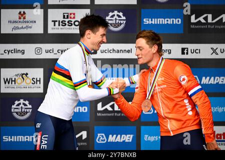 Schweiz. September 2024. Der slowenische Tadej Pogacar und Goldmedaillengewinner und niederländischer Mathieu van der Poel sowie Bronzemedaillengewinner auf dem Podium nach dem Straßenrennen der Männer bei den UCI Road and Para-Cycling Road World Championships 2024 am Sonntag, den 29. September 2024 in Zürich, Schweiz. Die Welten finden vom 21. Bis 29. September statt. BELGA FOTO JASPER JACOBS Credit: Belga News Agency/Alamy Live News Stockfoto