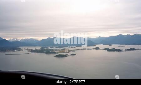Der Blick des Piloten vom Cockpit der Landung auf Sitkas Rocky Gutierrez Airport Alaska, der sich vom Ozean nähert Stockfoto