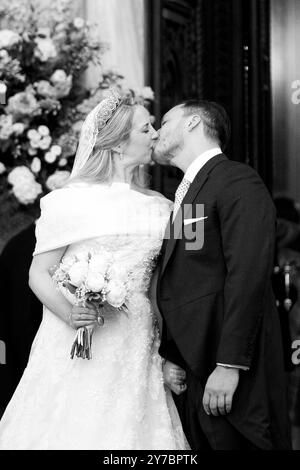 Athen, Griechenland. September 2024. Prinzessin Theodora Glucksburg von Griechenland und Matthew Jeremiah Kumar küssen sich nach ihrer Hochzeit in der Metropolitan Cathedral in Athen, Griechenland, am 28. September 2024. (Foto: Nikolas Kokovlis/NurPhoto) Credit: NurPhoto SRL/Alamy Live News Stockfoto