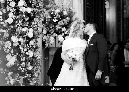 Athen, Griechenland. September 2024. Prinzessin Theodora Glucksburg von Griechenland und Matthew Jeremiah Kumar küssen sich nach ihrer Hochzeit in der Metropolitan Cathedral in Athen, Griechenland, am 28. September 2024. (Foto: Nikolas Kokovlis/NurPhoto) Credit: NurPhoto SRL/Alamy Live News Stockfoto