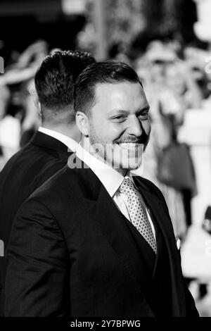 Athen, Griechenland. September 2024. Matthew Jeremiah Kumar trifft zu seiner Hochzeit mit Prinzessin Theodora Glucksburg von Griechenland am 28. September 2024 in der Metropolitan Cathedral von Athen ein. (Foto: Nikolas Kokovlis/NurPhoto) Credit: NurPhoto SRL/Alamy Live News Stockfoto