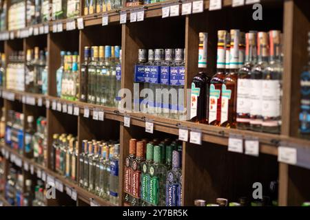 Weißrussland, Minsk - 16. september 2024: Ein gut sortierter Einzelhandel mit einer großen und vielfältigen Auswahl an alkoholischen Getränken, die wunderschön ausgestellt werden Stockfoto