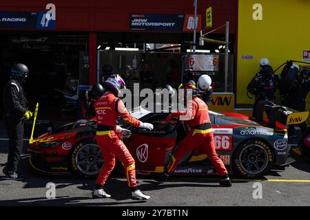 66 NOBLE Scott (usa), TUCK Ben (gbr), hart Jason (usa), JMW Motorsport, Ferrari 296 LMGT3, pitstop, arrêt aux steht während der 4 Stunden von Mugello 2024, 5. Runde der europäischen Le Mans Serie 2024 auf dem Mugello Circuit vom 26. bis 29. September 2024 in Scarperia und San Piero, Italien - Foto Javier Jimenez/DPPI Credit: DPPI Media/Alamy Live News Stockfoto