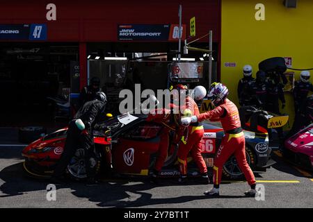 66 NOBLE Scott (usa), TUCK Ben (gbr), hart Jason (usa), JMW Motorsport, Ferrari 296 LMGT3, pitstop, arrêt aux steht während der 4 Stunden von Mugello 2024, 5. Runde der europäischen Le Mans Serie 2024 auf dem Mugello Circuit vom 26. bis 29. September 2024 in Scarperia und San Piero, Italien - Foto Javier Jimenez/DPPI Credit: DPPI Media/Alamy Live News Stockfoto