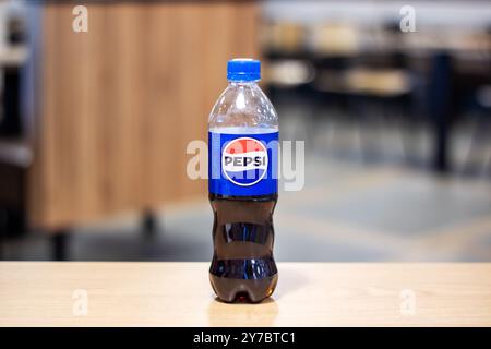 Weißrussland, Minsk - 18. juli 2024: Eine erfrischende Flasche Pepsi liegt auf einem stabilen Holztisch und lädt alle in der Nähe ein, seine spritzige Süße und V zu genießen Stockfoto