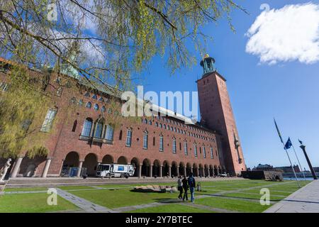 Stockholm, Schweden - 9. Mai 2024: Das berühmte Stockholmer Rathaus, ein atemberaubendes Beispiel schwedischer Architektur. Die markante rote Backsteinfassade und der Turm Stockfoto