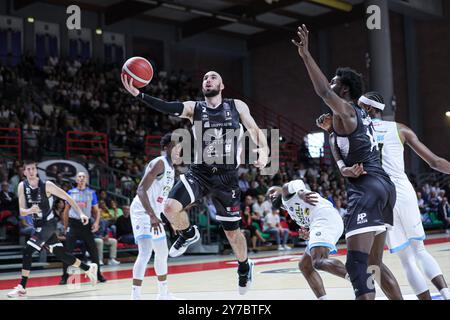 #2 Kuhse Tommy (Bertram Derthona Basket Tortona) beim Spiel Bertram Derthona Tortona gegen Vanoli Basket Cremona, italienische Basketball Serie A in Casale Monferrato (AL), Italien, 29. September 2024 Stockfoto