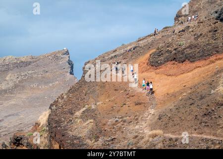 Canical, Portugal. September 2024. Wanderer gehen auf dem felsigen Pfad Vereda da Ponta de Sao Lourenco. Die rund vier Kilometer lange Wanderung mit der Nummer PR 8 an der Ostspitze der Insel führt durch hügeliges Gelände von Baia d'Abra zum Open-Air-Restaurant Casa do Sardinha und ist als mäßig schwierig eingestuft. Aufgrund des semitrockenen Klimas und des Windes aus dem Norden gibt es im Gegensatz zum Rest der Insel nur wenig und geringe Vegetation ohne Bäume. Quelle: Soeren Stache/dpa/Alamy Live News Stockfoto