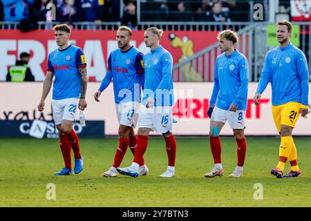 29. September 2024, Schleswig-Holstein, Kiel: Fußball: Bundesliga, Holstein Kiel - Eintracht Frankfurt, 5. Spieltag, Holsteinstadion. Kiels Nicolai Remberg (l-r), Kiels Timo Becker, Kiels Marvin Schulz, Kiels Finn Porath und Kiels Torhüter Thomas Dähne reagieren enttäuscht nach der Niederlage gegen Frankfurt. Foto: Frank Molter/dpa - WICHTIGER HINWEIS: Gemäß den Vorschriften der DFL Deutschen Fußball-Liga und des DFB Deutschen Fußball-Bundes ist es verboten, im Stadion und/oder des Spiels aufgenommene Fotografien in Form von sequenziellen Bildern und/oder Bildsequenzen zu verwenden oder zu verwenden Stockfoto