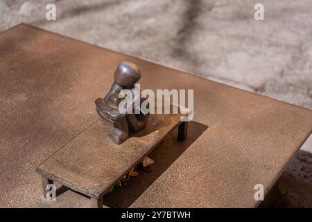 Stockholm, Schweden - 9. Mai 2024: Nahaufnahme der ikonischen Iron Boy Statue, einer kleinen Bronzeskulptur von Lis Eriksson. Dies ist ein beliebter Ort bei Touristen Stockfoto