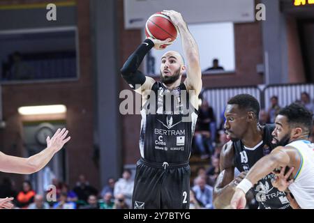 #2 Kuhse Tommy (Bertram Derthona Basket Tortona) beim Spiel Bertram Derthona Tortona gegen Vanoli Basket Cremona, italienische Basketball Serie A in Casale Monferrato (AL), Italien, 29. September 2024 Stockfoto