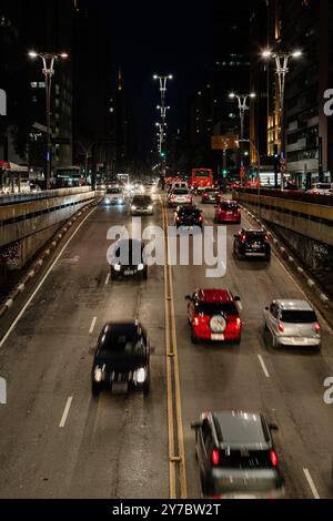 Sao Paulo, Brasilien. Januar 2014. Allgemeine Ansicht der Paulista Avenue mit Hochhäusern und Verkehr in der Nähe des Tunnels Jose Roberto Fanganiello Melhem, nachts, in Sao Paulo, Brasilien. Stockfoto