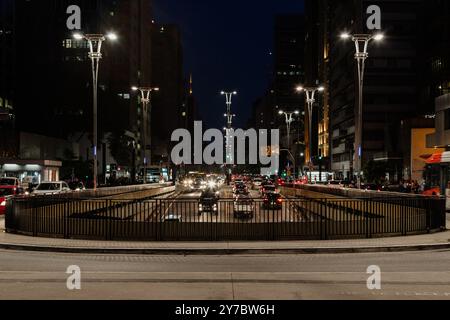 Sao Paulo, Brasilien. Januar 2014. Allgemeine Ansicht der Paulista Avenue mit Hochhäusern und Verkehr in der Nähe des Tunnels Jose Roberto Fanganiello Melhem, nachts, in Sao Paulo, Brasilien. Stockfoto