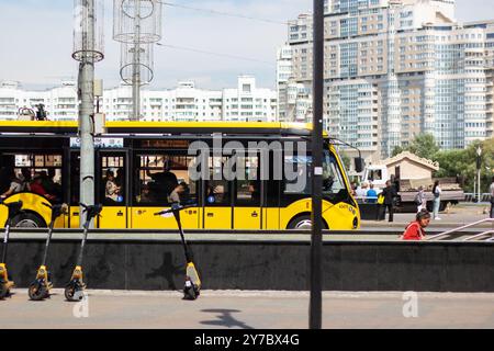 Weißrussland, Minsk - 24. juni 2024: Ein leuchtend gelber Bus mit der Nummer 24, der die Passagiere zu ihrem gewünschten d befördern kann Stockfoto