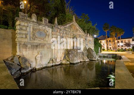 Blick mit Nachtbeleuchtung auf die Fuente de la Salud, neben der Fuente del Rey in Priego de Córdoba, Cordoba, Andalusien, Spanien Stockfoto