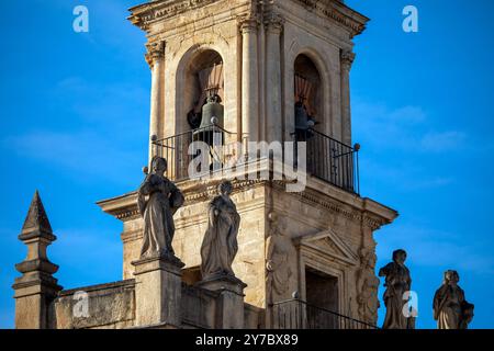 Detail des Glockenturms der Kirche Virgen del Carmen in Priego de Cordoba, Cordoba, Andalusien, Spanien mit seinem großen Skulpturensemble Stockfoto