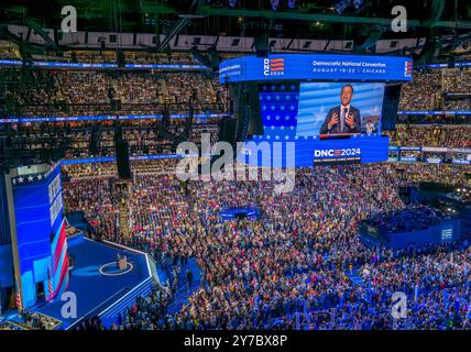 CHICAGO, Illinois – 21. August 2024: Gouverneur von Pennsylvania, Josh Shapiro, spricht im United Center in Chicago über die Demokratische Nationalversammlung 2024. Stockfoto