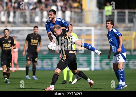 Casper Tengstedt (Hellas Verona)Alberto Dossena (Como)Sergi Roberto (Como) während des Spiels der italienischen Serie A zwischen Como 3-2 Hellas Verona im Giuseppe Sinigaglia Stadium am 29. September 2024 in Como, Italien. Quelle: Maurizio Borsari/AFLO/Alamy Live News Stockfoto