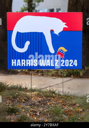 Ein US-Präsidentschaftswahlen-Schild 2024 zur Unterstützung des Vizepräsidenten der demokraten Kamala Harris und des Gouverneurs von Minnesota Tim Walz. Die Abbildung auf t Stockfoto