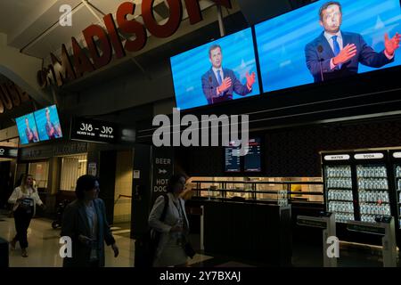 CHICAGO, Illinois – 21. August 2024: Der Verkehrsminister Pete Buttigieg erscheint während einer Kongressrede auf Videoleinwänden des United Center. Stockfoto