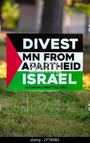 Ein Schild mit der Aufschrift „Divest MN from Apartheid Israel“ in den Farben der palästinensischen dreifarbigen Flagge in schwarz weiß und grün mit einem roten Dreieck hoi Stockfoto