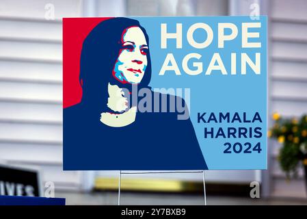 Ein Schild für das Jahr der Präsidentschaftswahlen 2024 für den Demokraten Kamala Harris. Das Design erinnert an Shepard Faireys Barack Obama „Hope“ po aus dem Jahr 2008 Stockfoto