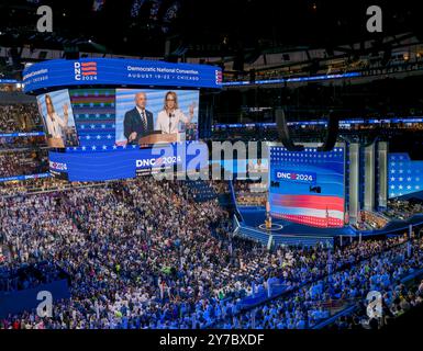 CHICAGO, Illinois – 22. August 2024: Senator Mark Kelly (D-AZ) und der ehemalige Republikaner Gabby Giffords (D-AZ) sprechen vor der Demokratischen Nationalkonvention von 2024. Stockfoto