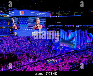 CHICAGO, Illinois – 22. August 2024: Singer-Songwriter P! NK tritt auf der Democratic National Convention 2024 im United Center in Chicago auf. Stockfoto