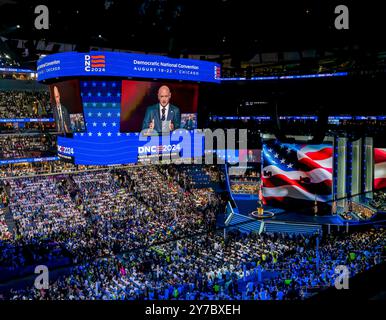 CHICAGO, Illinois – 22. August 2024: Senator Mark Kelly (D-AZ) spricht im United Center in Chicago über die Demokratische Nationalversammlung von 2024. Stockfoto