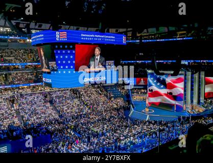 CHICAGO, Illinois – 22. August 2024: Rep. Ruben Gallego (D-AZ) spricht im United Center in Chicago über die Demokratische Nationalversammlung von 2024. Stockfoto