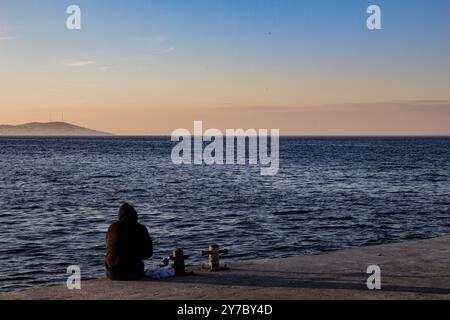 Allein mit der Natur ein ruhiger Abend am Meer in der türkei Stockfoto