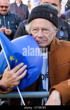 London, Großbritannien - 28. September 2024 - Demonstranten auf dem Third National Rejoin March vom Hyde Park zum Parliament Square in London. Schätzungsweise 15.000 Menschen haben diesen märz besucht, der den Wiedereintritt des Vereinigten Königreichs in die Europäische Union unterstützt. Stockfoto