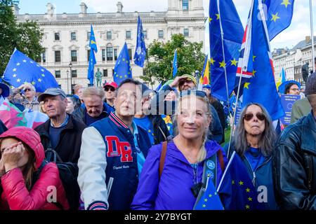 London, Großbritannien - 28. September 2024 - Demonstranten auf dem Third National Rejoin March vom Hyde Park zum Parliament Square in London. Schätzungsweise 15.000 Menschen haben diesen märz besucht, der den Wiedereintritt des Vereinigten Königreichs in die Europäische Union unterstützt. Stockfoto