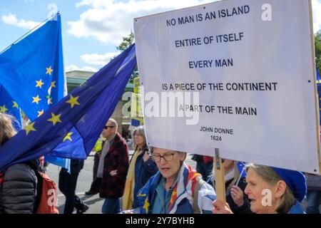 London, Großbritannien - 28. September 2024 - Demonstranten auf dem Third National Rejoin March vom Hyde Park zum Parliament Square in London. Schätzungsweise 15.000 Menschen haben diesen märz besucht, der den Wiedereintritt des Vereinigten Königreichs in die Europäische Union unterstützt. Stockfoto