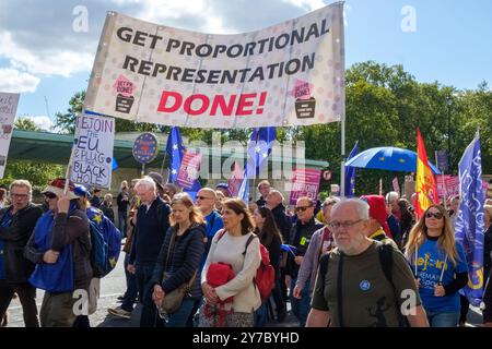 London, Großbritannien - 28. September 2024 - Demonstranten auf dem Third National Rejoin March vom Hyde Park zum Parliament Square in London. Schätzungsweise 15.000 Menschen haben diesen märz besucht, der den Wiedereintritt des Vereinigten Königreichs in die Europäische Union unterstützt. Stockfoto