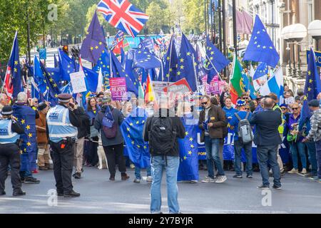 London, Großbritannien - 28. September 2024 - Demonstranten auf dem Third National Rejoin March vom Hyde Park zum Parliament Square in London. Schätzungsweise 15.000 Menschen haben diesen märz besucht, der den Wiedereintritt des Vereinigten Königreichs in die Europäische Union unterstützt. Stockfoto