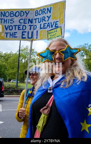 London, Großbritannien - 28. September 2024 - Demonstranten auf dem Third National Rejoin March vom Hyde Park zum Parliament Square in London. Schätzungsweise 15.000 Menschen haben diesen märz besucht, der den Wiedereintritt des Vereinigten Königreichs in die Europäische Union unterstützt. Stockfoto