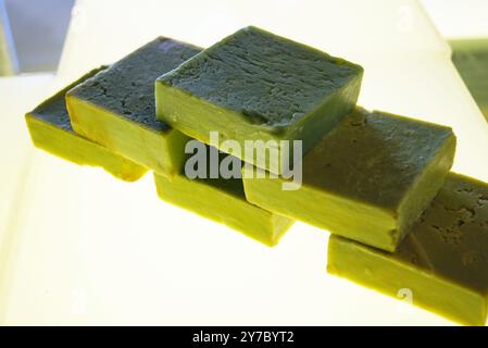 Seifenriegel aus natürlichen Zutaten nach traditionellem Rezept. Ein Nahaufnahme einer Vitrine im Seifenmuseum in Gaziantep Stockfoto
