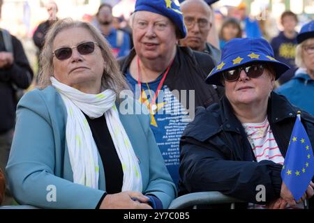 London, Großbritannien - 28. September 2024 - Demonstranten auf dem Third National Rejoin March vom Hyde Park zum Parliament Square in London. Schätzungsweise 15.000 Menschen haben diesen märz besucht, der den Wiedereintritt des Vereinigten Königreichs in die Europäische Union unterstützt. Stockfoto