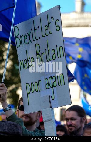 London, Großbritannien - 28. September 2024 - Demonstranten auf dem Third National Rejoin March vom Hyde Park zum Parliament Square in London. Schätzungsweise 15.000 Menschen haben diesen märz besucht, der den Wiedereintritt des Vereinigten Königreichs in die Europäische Union unterstützt. Stockfoto