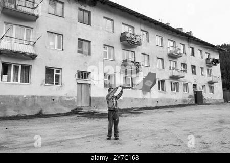 Kirgisistan, Dorf Djety-Oguz, Kind, das die kirgisische Flagge schwenkt Stockfoto