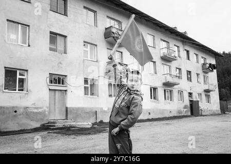 Kirgisistan, Dorf Djety-Oguz, Kind, das die kirgisische Flagge schwenkt Stockfoto