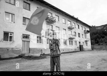 Kirgisistan, Dorf Djety-Oguz, Kind, das die kirgisische Flagge schwenkt Stockfoto