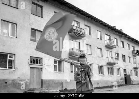 Kirgisistan, Dorf Djety-Oguz, Kind, das die kirgisische Flagge schwenkt Stockfoto